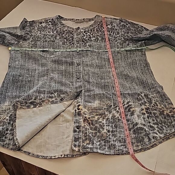 Chicos embellished lightweight snap front top size 3 - Picture 10 of 12